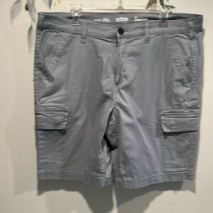 Men’s stretch cargo shorts. Hits above the knee